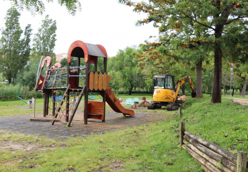Início das obras no parque infantil do Parque Urbano Felício Loureiro