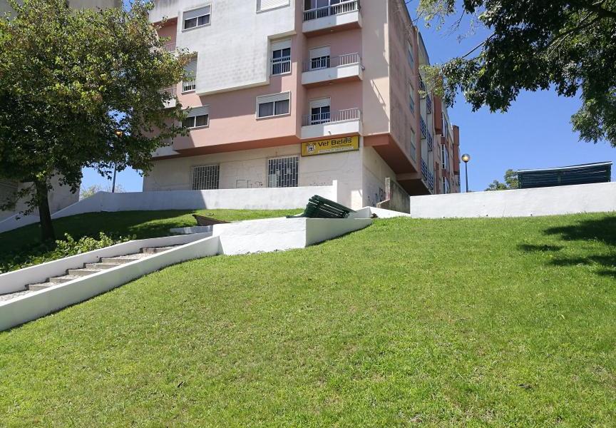 Belas | Requalificação de muros do jardim da Rua Paulo Choffat